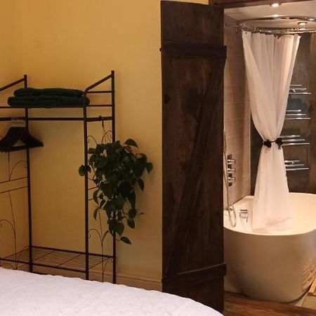 Room With Luxury Private Bathroom & Independent Entrance Near Tube Londra Esterno foto
