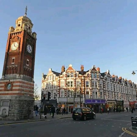 Room With Luxury Private Bathroom & Independent Entrance Near Tube Londra Esterno foto