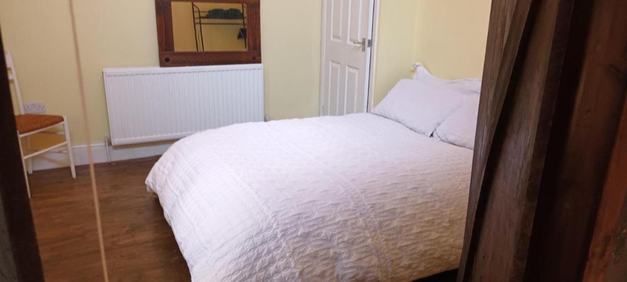 Room With Luxury Private Bathroom & Independent Entrance Near Tube Londra Esterno foto