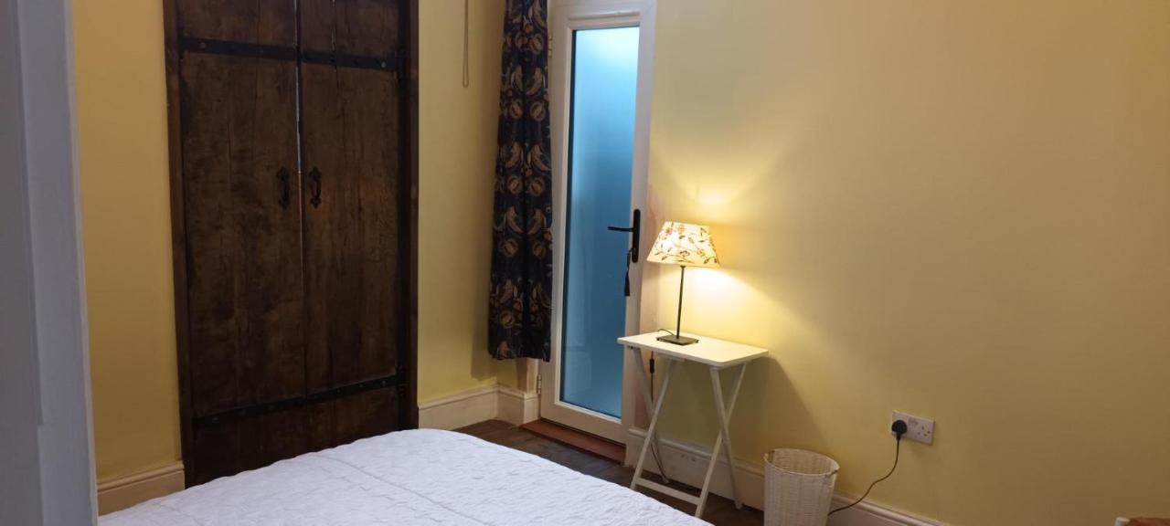 Room With Luxury Private Bathroom & Independent Entrance Near Tube Londra Esterno foto