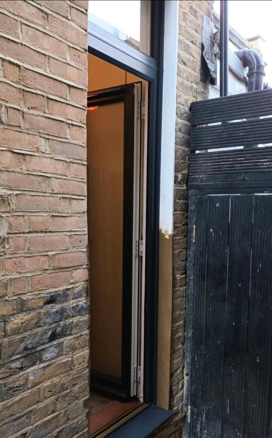 Room With Luxury Private Bathroom & Independent Entrance Near Tube Londra Esterno foto