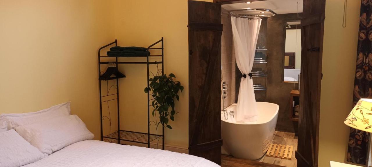 Room With Luxury Private Bathroom & Independent Entrance Near Tube Londra Esterno foto