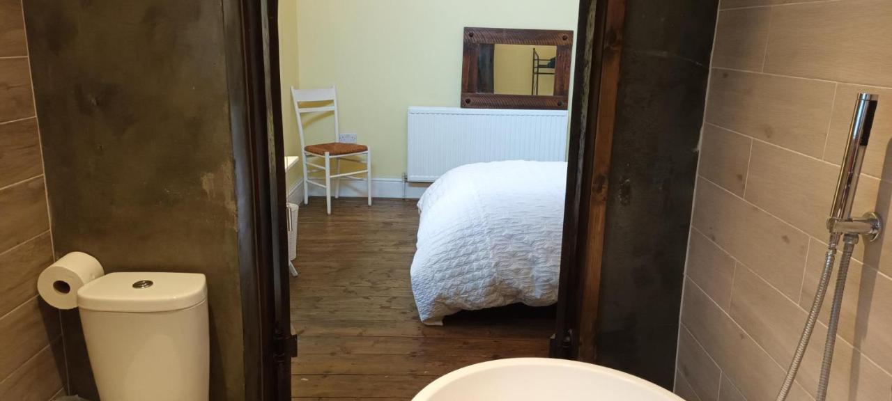 Room With Luxury Private Bathroom & Independent Entrance Near Tube Londra Esterno foto