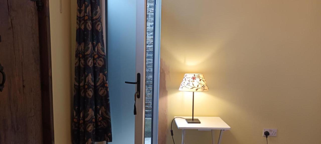 Room With Luxury Private Bathroom & Independent Entrance Near Tube Londra Esterno foto