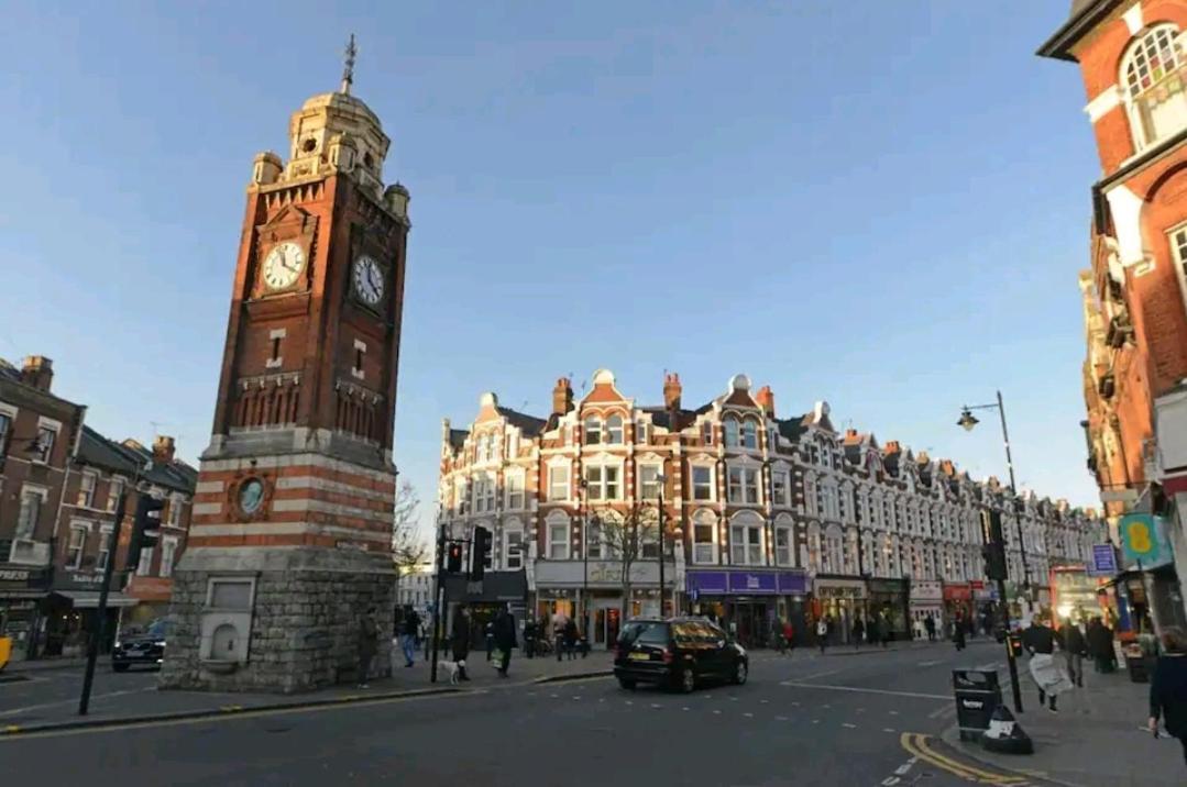 Room With Luxury Private Bathroom & Independent Entrance Near Tube Londra Esterno foto