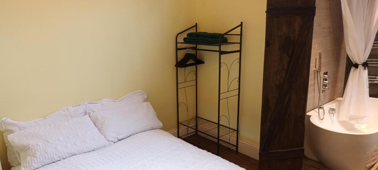 Room With Luxury Private Bathroom & Independent Entrance Near Tube Londra Esterno foto
