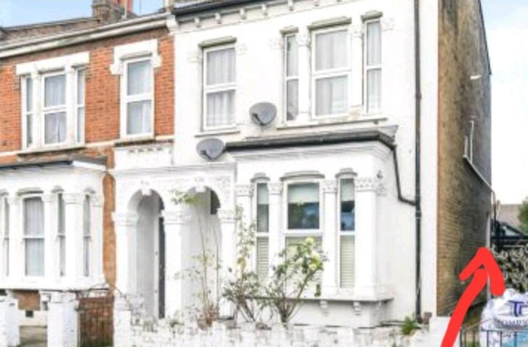 Room With Luxury Private Bathroom & Independent Entrance Near Tube Londra Esterno foto