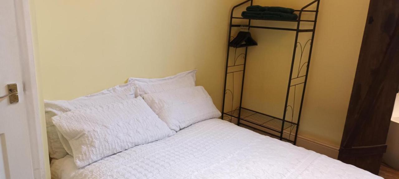 Room With Luxury Private Bathroom & Independent Entrance Near Tube Londra Esterno foto