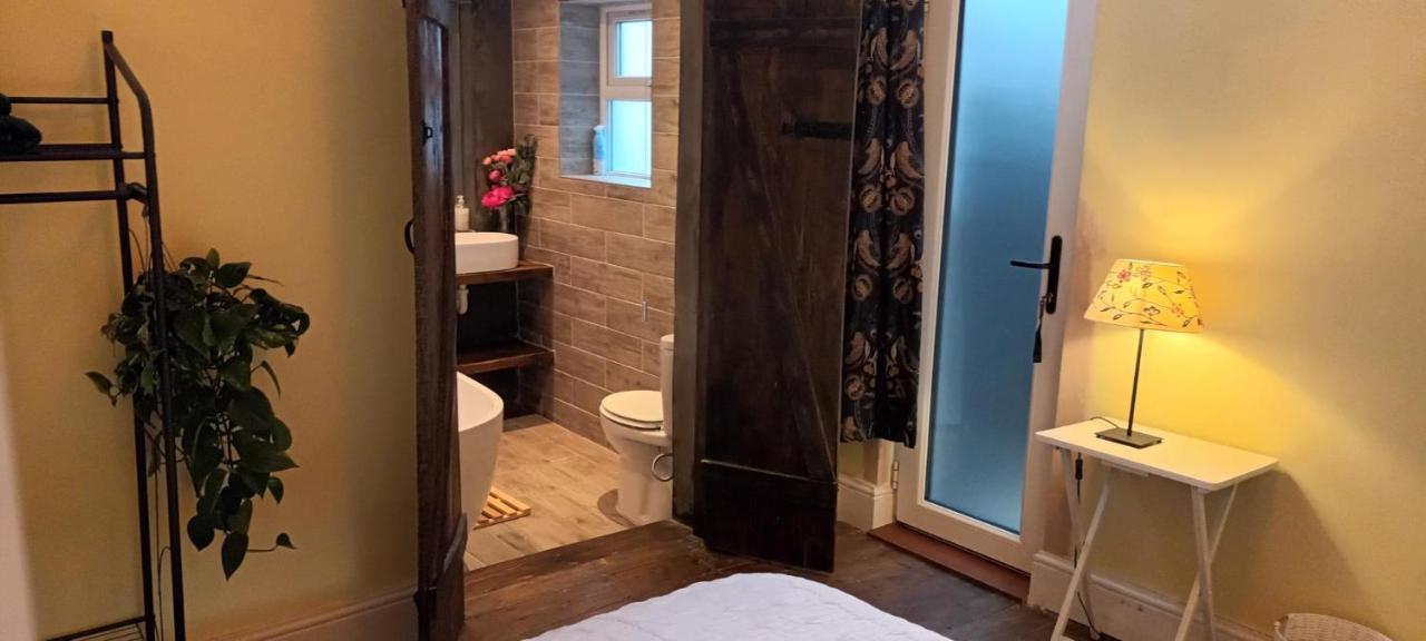 Room With Luxury Private Bathroom & Independent Entrance Near Tube Londra Esterno foto