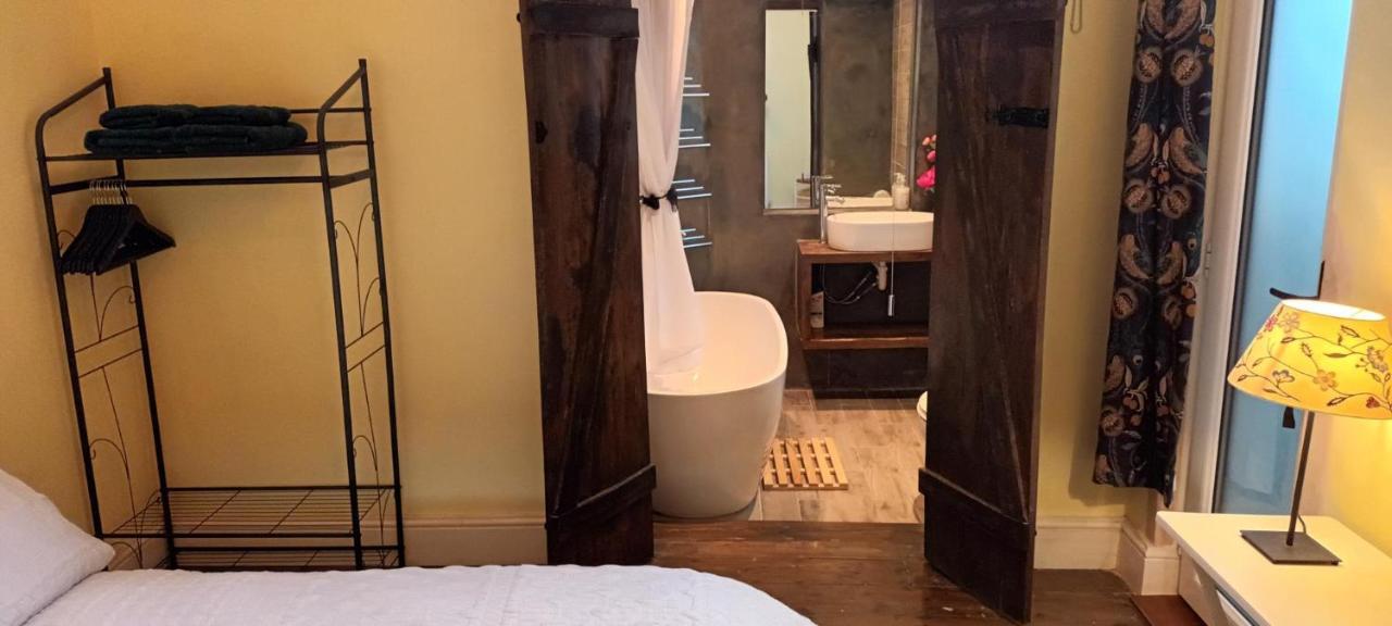 Room With Luxury Private Bathroom & Independent Entrance Near Tube Londra Esterno foto