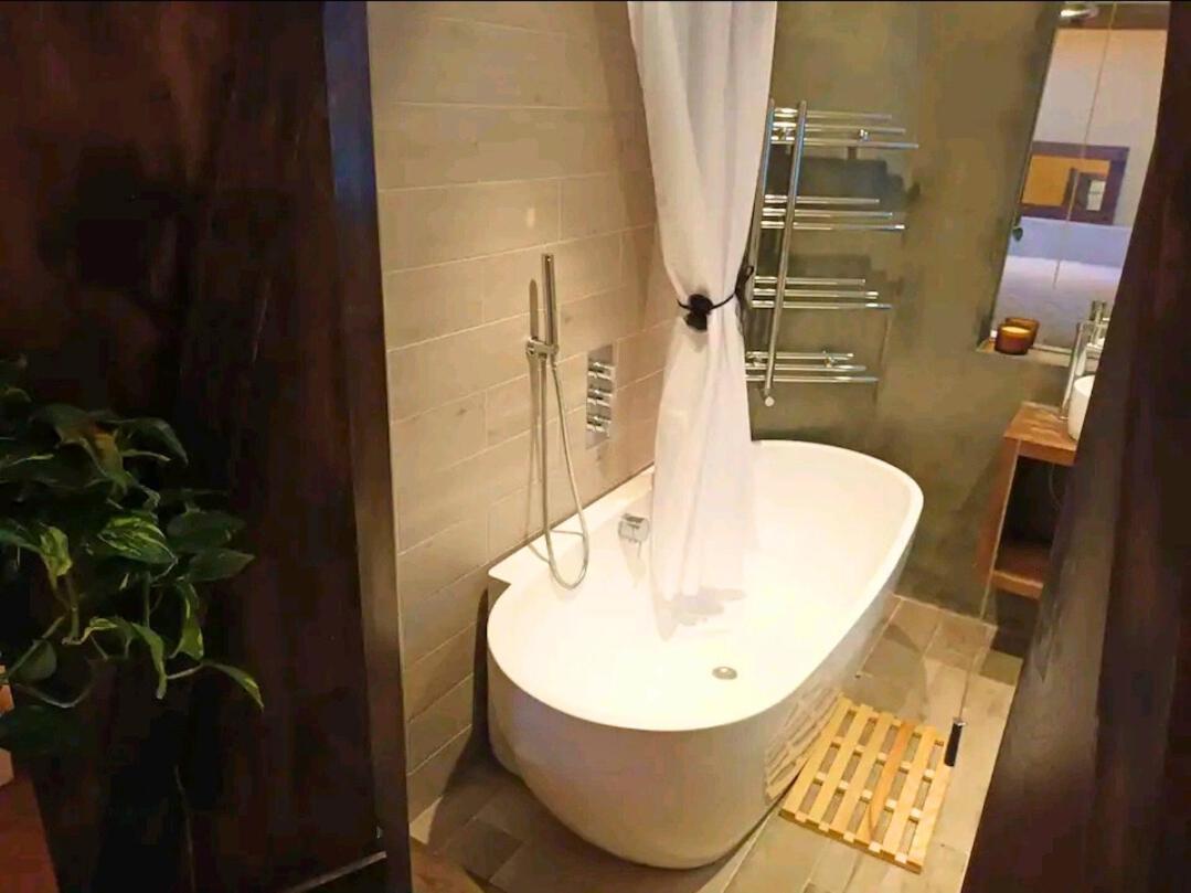 Room With Luxury Private Bathroom & Independent Entrance Near Tube Londra Esterno foto